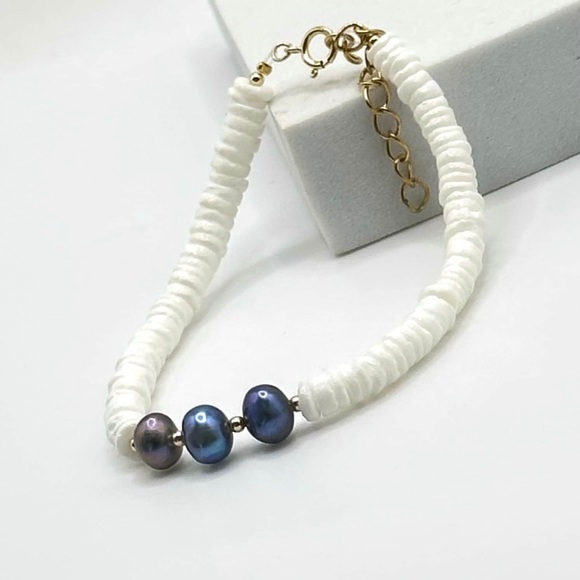Beautiful Clamshell & Peacock Pearl Bracelet with 14k Gold Filled Components - Picture 1 of 6